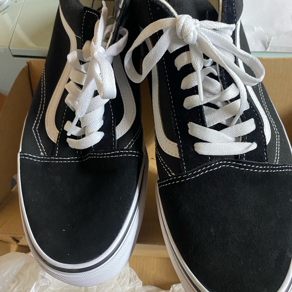 Vans Black and White Sneakers Classic Style Men’s - Picture 3 of 10